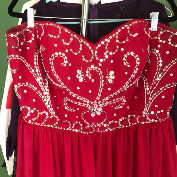 Long red dress - Picture 2 of 3